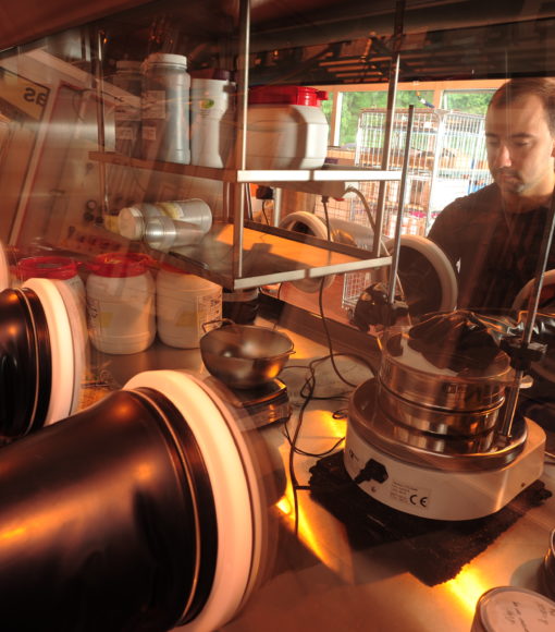 Boite pour manipuler les poudres métalliques